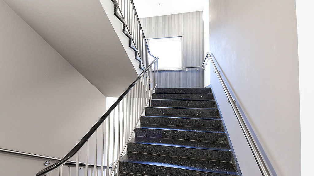 Modernes Treppenhaus mit Handlauf aus Metall