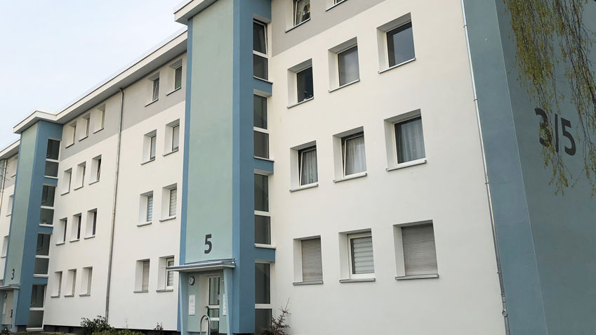 Zweifärbige Fassade eines Mehrfamilienhauses in Dortmund