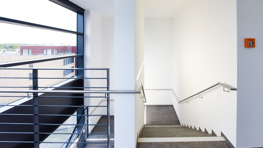 Frisch renoviertes Treppenhaus in einem modernen Büro