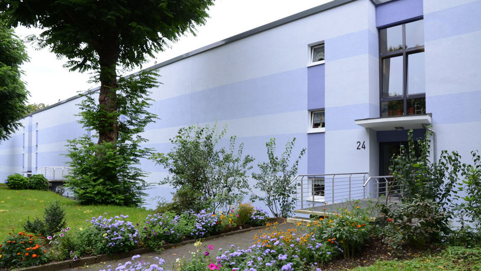 Blau gestrichenes Mehrfamilienhaus
