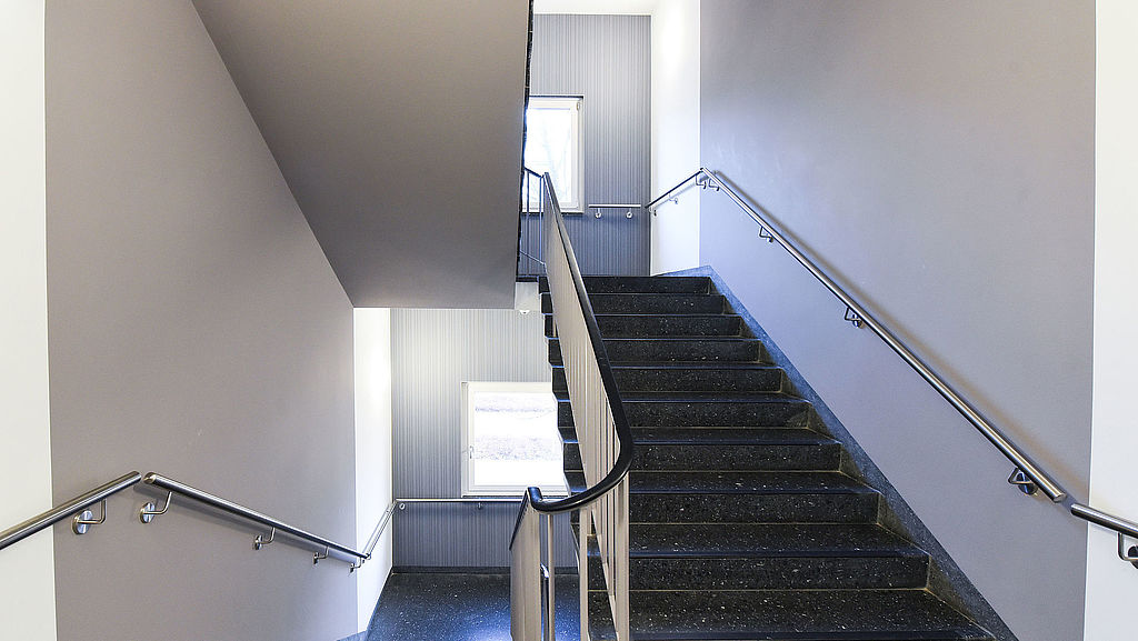 Modernes, weiß gestrichenes Treppenhaus