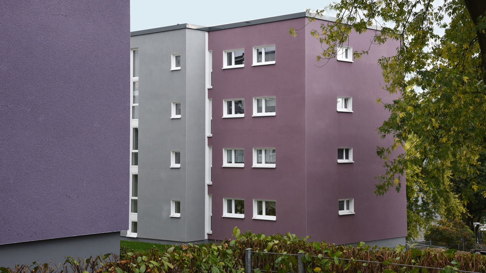 Violett gestrichene Fassaden eines Wohnblocks